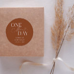 Minimaal Nog Een Dag Huwelijksrepetitie Terracotta Ronde Sticker<br><div class="desc">Minimalistische bruiloft repetitie diner gunst sticker met typografie tekst die zegt "een meer dag." De achtergrond is terracotta.</div>