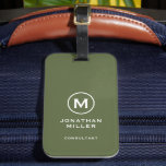 Minimaal olive Classic Typographic Monogram Bagagelabel<br><div class="desc">Een professioneel verticaal ontwerp in moderne stijl met een olijfgroen en wit monogram met een groot klassiek bloktypografisch initiaal monogram met naam en titel hieronder. De tekst kan gemakkelijk worden aangepast gebruikend de verstrekte gebieden.</div>