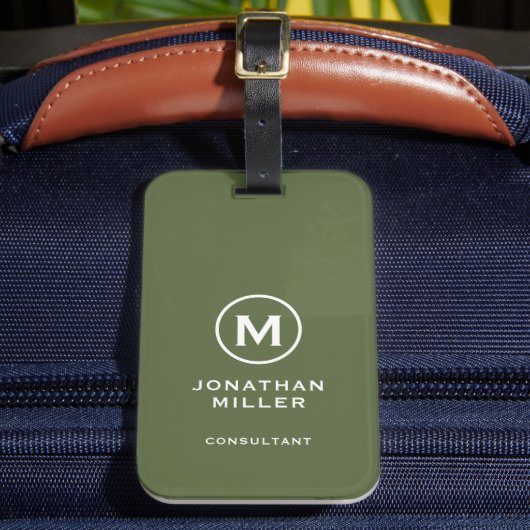 Minimaal olive Classic Typographic Monogram Bagagelabel (Voorkant Insitu 2)