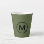 Minimaal olive Green Classic Monogram Latte Mok<br><div class="desc">Een eenvoudig aangepast monogrammeontwerp in moderne,  minimalistische stijl met een klassiek bloktypografie in een olijfgroen en zwart kleurenpalet; een eenvoudig,  schoon professioneel ontwerp dat eenvoudig kan worden bijgewerkt met uw monogram-initiaal.</div>