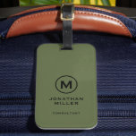 Minimaal olive Green Classic Typographic Monogram Bagagelabel<br><div class="desc">Een professioneel verticaal ontwerp in moderne stijl met een olijfgroen en zwart monogram met een groot klassiek bloktypografisch initiaal monogram met naam en titel hieronder. De tekst kan gemakkelijk worden aangepast gebruikend de verstrekte gebieden.</div>