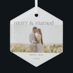 Minimaal Ornament met keramische keramiek en gehuw<br><div class="desc">Deze eenvoudige en moderne feestelijke fotoversiering kenmerkt de tekst grof en getrouwd in een donkere blauw jachtkleur. Personaliseer me door een foto, de naam van het paar en de trouwdatum toe te voegen! Dit is een perfect kerstcadeau voor de pasgetrouwden in je leven. Voor verdere aanpassing, verzend ons een bericht...</div>