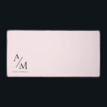 Minimaal pastelroze Initiaal & gepersonaliseerd Bureaumat<br><div class="desc">Verhoog uw werkruimte met deze Minimal Pastel Pink Initiaal & Personalized Desk Mat. Met een slank en minimalistisch ontwerp voegt deze bureaumat een vleugje elegantie en personalisatie toe aan uw kantoor- of thuiswerkruimte. De zachte pastelroze achtergrond biedt een verfijnde look, terwijl het gepersonaliseerde initiaal of de naam het uniek van...</div>