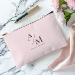 Minimaal pastelroze Initiaal & gepersonaliseerd Etui<br><div class="desc">Reis in stijl met deze Minimal Pastel Pink Initiaal & gepersonaliseerde Duffle Bag. Met een slank en minimalistisch ontwerp is deze plunjezak perfect voor weekendjes weg, gymsessies of dagelijks woon-werkverkeer. De zachte pastelroze achtergrond voegt een vleugje elegantie en vrouwelijkheid toe, terwijl het gepersonaliseerde initiaal of de naam het uniek van...</div>