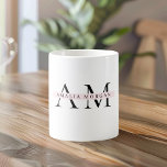 Minimaal pastelroze Initiaal & gepersonaliseerd Koffiemok<br><div class="desc">"Geniet van uw favoriete drankjes in stijl met onze Monogram Pink Initiaal gepersonaliseerde mok. Deze elegante mok is voorzien van een chique roze design met een aanpasbaar initiaal, dat een persoonlijk tintje geeft aan uw ochtendkoffie of -thee. Gemaakt van hoogwaardig keramiek, het biedt duurzaamheid en een comfortabele grip. Deze persoonlijke...</div>