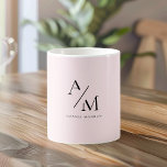 Minimaal pastelroze Initiaal & gepersonaliseerd Koffiemok<br><div class="desc">Begin uw dag met een vleugje elegantie met deze Minimal Pastel Pink Initiaal & gepersonaliseerde mok. Deze mok heeft een slank en minimalistisch design en is ideaal om in stijl te genieten van uw favoriete drankjes. De zachte pastelroze achtergrond voegt een subtiele maar verfijnde flair toe, terwijl het gepersonaliseerde initiaal...</div>