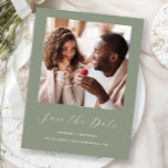 Minimaal Photo Script Sage Green De datum opslaan Aankondigingskaart<br><div class="desc">Dit eenvoudige, minimalistische Save the Date-briefkaart heeft een vierkante foto boven de woorden "Save the Date" in een elegant wit handschrift, gevolgd door de namen van het paar, de trouwdatum en de stad in sans serif-lettertype op een salie groene achtergrond. Voeg een meer gedetailleerd bericht toe met aanvullende informatie op...</div>