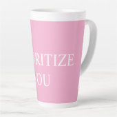 Minimaal Prioriteren Jij Citaat Stof Roze Roze Latte Mok (Rechterhoek)