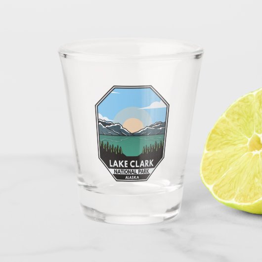 Minimaal Retro Emblem Lake Clark Shot Glas (Voorkant)
