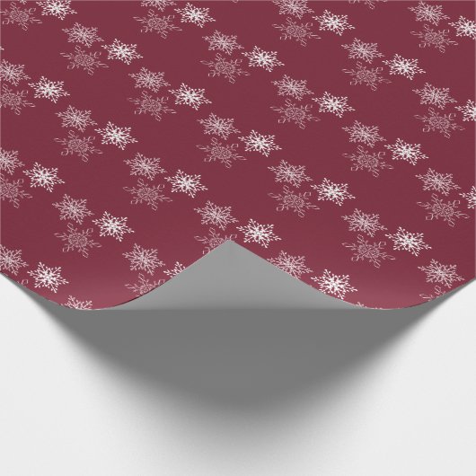 Minimaal rood en wit drie sneeuwvlokken patroon cadeaupapier (Hoek)