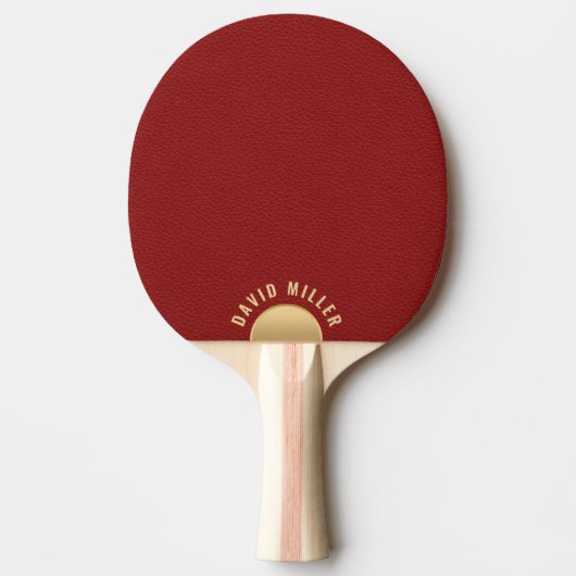 Minimaal rood lederen textuur goud accent monogram tafeltennisbatje (Voorkant)