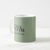 Minimaal Sage-Green Heart Mrs Wedding Jubileum Koffiemok (Voorkant links)