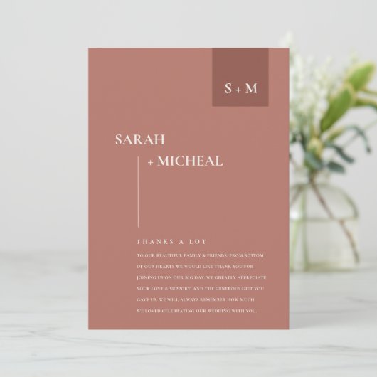 MINIMAAL SCANDI TERRACOTTA RUST MONOGRAM WEDING BEDANKKAART (Staand voorkant)