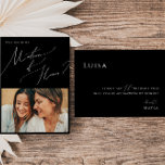 Minimaal script | Black Photo Matron of Honor Kaar Kaart<br><div class="desc">Dit minimale script | Zwart fotomatron van een eremkaart is perfect voor je klassieke, eenvoudige zwarte en witte, moderne boho bruiloft. Het ontwerp biedt elegante, delicate en romantische handgeschreven kalligrafie met een formele shabby chic typografie. De blik zal goed gaan met om het even welk trouwseizoen: lente, zomer, herfst, of...</div>