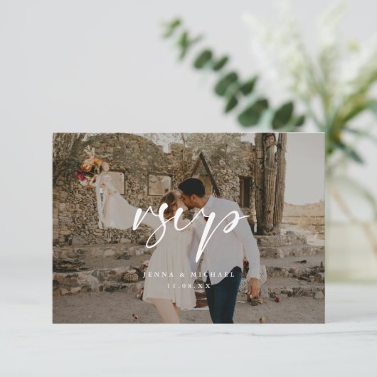 Minimaal script foto overlay bruiloft RSVP kaartje (Staand voorkant)
