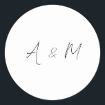 Minimaal script Monogram Boho Wedding Black White Ronde Sticker<br><div class="desc">Deze elegante minimalistische sticker is voorzien van een handgeschreven script met aanpasbare initialen, waardoor het ideaal is voor het verzegelen van enveloppen, huwelijksgunsten of het toevoegen van een persoonlijk tintje aan het evenementendecor. Het eenvoudige zwart-op-wit ontwerp combineert moeiteloos met elk huwelijksthema, van hedendaags tot klassiek. Personaliseer het om het uniek...</div>