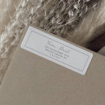 Minimaal Silver Return-adreslabel Etiket<br><div class="desc">Deze minimalistische zilveren etiketten van het terugkeeradres zijn perfect voor een eenvoudige bruiloft. Het moderne romantische ontwerp biedt klassieke zilvergrijze en witte typografie in combinatie met een robuuste, maar elegante kalligrafie met stijl met handschrift. in elke kleur. Houd het ontwerp eenvoudig en elegant, zoals het is, of personaliseer het door...</div>