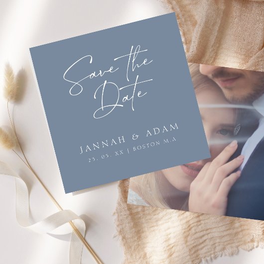 Minimaal Stofblauw Script Typografie Foto Bruiloft Save The Date