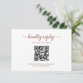 Minimaal Terracotta Bloem Monogram QR Code Trouwen RSVP Kaartje (Staand voorkant)