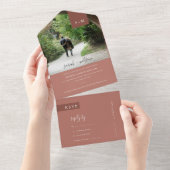 MINIMAAL TERRACOTTA RUST MONOGRAM WEDING FOTO ALL ALL IN ONE UITNODIGING (Afscheurbaar)