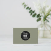 Minimaal Uw Logo hier Sage Green QR-code Visitekaartje (Staand voorkant)