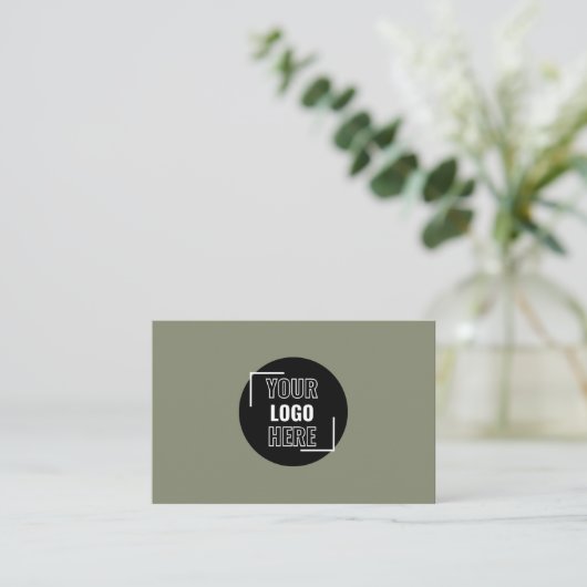 Minimaal Uw Logo hier Sage Green QR-code Visitekaartje (Staand voorkant)