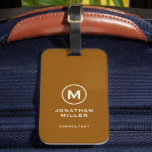 Minimaal verbrand Oranje klassieke typografische m Bagagelabel<br><div class="desc">Een professioneel verticaal ontwerp in moderne stijl met een verbrand oranje en wit monogram met een groot klassiek bloktypografisch initiaal monogram met naam en titel hieronder. De tekst kan gemakkelijk worden aangepast gebruikend de verstrekte gebieden.</div>
