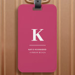 Minimaal warm roze modern Typografisch monogram Bagagelabel<br><div class="desc">Een minimalistisch verticaal ontwerp in elegante stijl met een opwindende eigenschapkleur en een groot typografisch initiaal monogram. De tekst kan gemakkelijk voor een ontwerp worden aangepast zo uniek zoals u bent!</div>