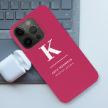Minimaal warm roze modern Typografisch monogram iPhone 15 Pro Case<br><div class="desc">Een minimalistisch verticaal ontwerp in elegante stijl met een opwindende eigenschapkleur en een groot typografisch initiaal monogram. De tekst kan gemakkelijk voor een ontwerp worden aangepast zo uniek zoals u bent!</div>