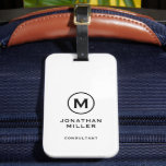 Minimaal wit modern Typografisch monogram Bagagelabel<br><div class="desc">Een minimalistisch verticaal ontwerp in moderne stijl met een zwart-wit monogram met een groot typografisch initiaal monogram op een eenvoudige witte achtergrond. De tekst kan gemakkelijk worden aangepast gebruikend de verstrekte gebieden.</div>