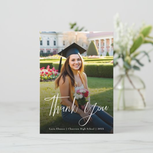 Minimaal wit script typografie Afstuderen Foto Bedankkaart (Staand voorkant)
