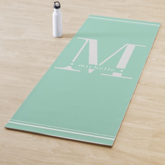 Minimaal zacht aqua en wit monogram yogamat (In situ)