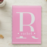 Minimaal Zacht Roze & Wit Monogram Planner<br><div class="desc">Dit eenvoudige maar elegante ontwerp voegt stijl en gratie toe aan uw bureau met zijn donkere, elegante minimalistische design in zacht roos roze en wit. Elegant, modern en ingetogen, het is de perfecte manier om uw dagen georganiseerd te houden. Gepersonaliseerd met een naam en initiaal, het maakt een geweldig vrijgezellenfeest,...</div>