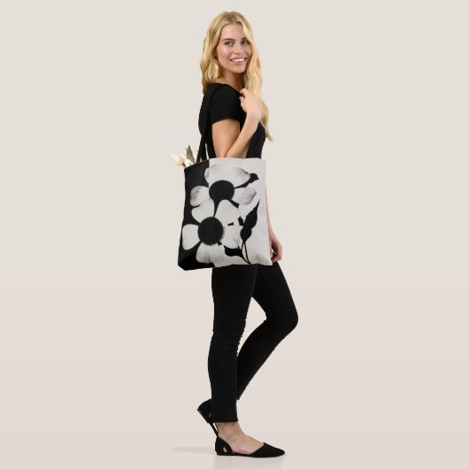 Minimaal zwart-wit bloemmotief tote bag (Op model)