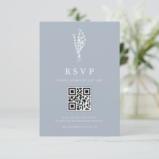 Minimailist Boeket Stoffig Blauw QR Code Huwelijk RSVP Kaartje (Staand voorkant)