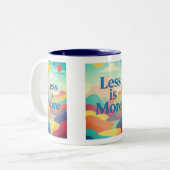Minimal Aesthetic Quote Print – “Less is More” Tweekleurige Koffiemok (Voorkant links)