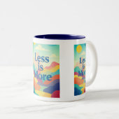 Minimal Aesthetic Quote Print – “Less is More” Tweekleurige Koffiemok (Voorkant rechts)