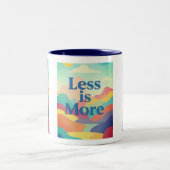 Minimal Aesthetic Quote Print – “Less is More” Tweekleurige Koffiemok (Center)