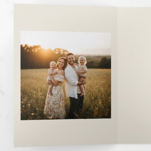 Minimal Arch Photo Gold and Red Family Christmas Drieluik Wenskaart (Binnenzijde eerst)