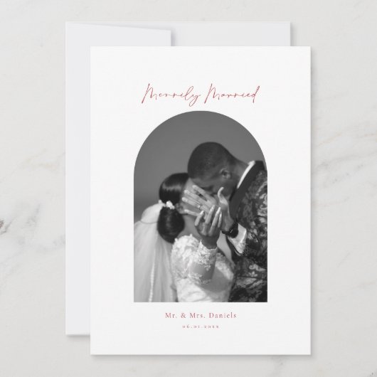 Minimal Arch Photo Red Merrily Getrouwd Feestdagenkaart (Voorkant)