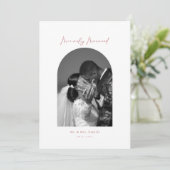 Minimal Arch Photo Red Merrily Getrouwd Feestdagenkaart (Staand voorkant)