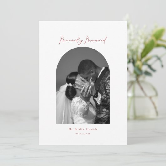 Minimal Arch Photo Red Merrily Getrouwd Feestdagenkaart (Staand voorkant)