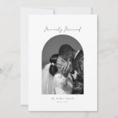 Minimal Arch Photo Zwart-wit Merrily Getrouwd Feestdagenkaart (Voorkant)