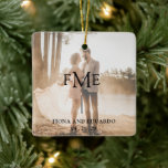 Minimal Bold Monogram Foto Modern Keramisch Ornament<br><div class="desc">Hedendaags en modern kerstornament met een eenvoudig en minimaal ontwerp met uw drie initialen monogram samen met uw namen in vetgedrukte typografie over uw favoriete trouwfoto. Alle ontwerpelementen zijn zwart en kunnen worden gewijzigd in het ontwerpbewerkingshulpmiddel. Dit ornament is een geweldig cadeau voor een pasgetrouwd stel voor hun eerste kerst...</div>