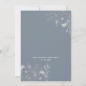 Minimal Dusty Blue Floral Wedding Invitation Kaart (Achterkant)