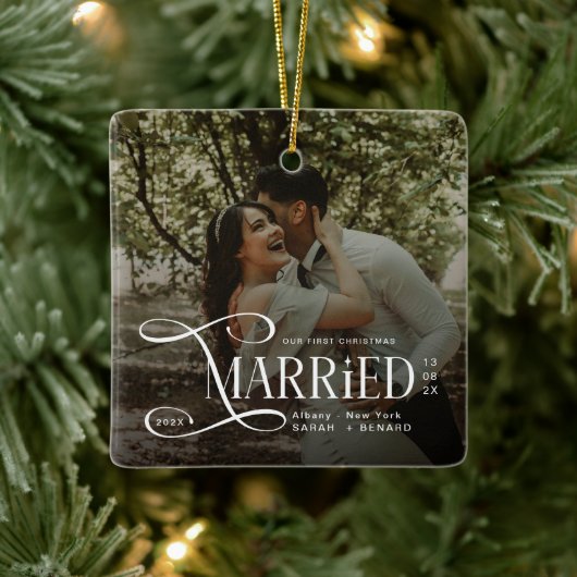 Minimal First Christmas Married Couples Photo Keramisch Ornament (Boom)