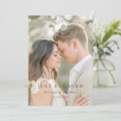 Minimal Just Engaged Photo Announcement  Feestdagenkaart (Staand voorkant)