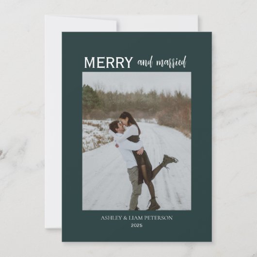 Minimal Merry & Married Passen getrouwd Foto Groen Feestdagenkaart (Voorkant)