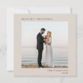 Minimal Modern 2 foto Getrouwd Kerstmis Taupe Feestdagenkaart (Voorkant)