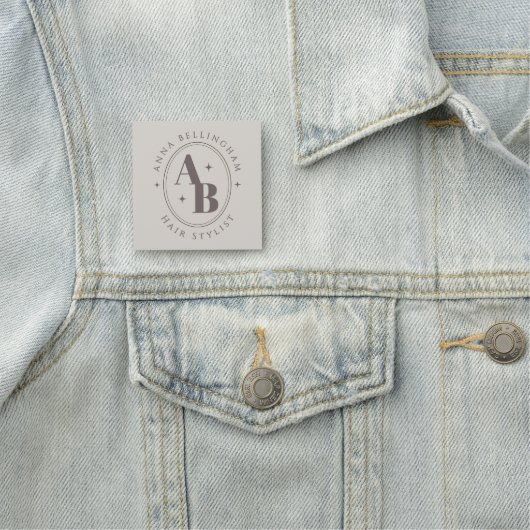 Minimal Modern Hair Stylist Naam Badge monogram (In situ)